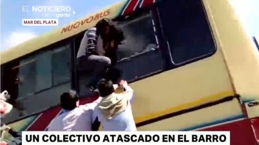 Pasajeros de un colectivo tuvieron que salir por las ventanillas