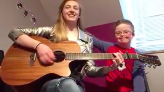 Video conmovedor: la bella canción que una joven le dedica a su hermano con síndrome de down