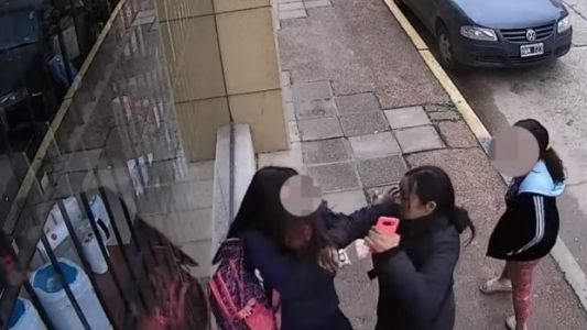 Video indignante: Madre usa a su hija para arrebatar un celular