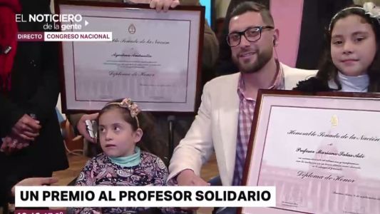 Premiaron al profesor que ayudó a bailar a una alumna discapacitada