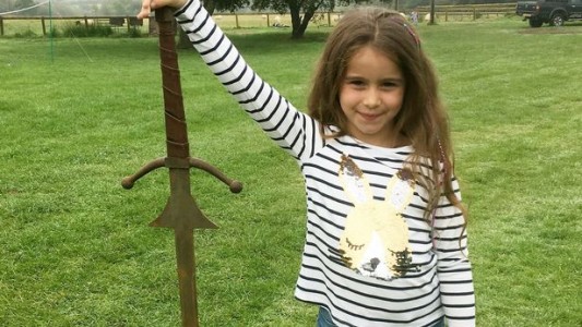 El increíble hallazgo de una nena en un lago: ¿es la mítica espada Excalibur?