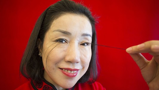 La historia de la mujer con las pestañas más largas del mundo