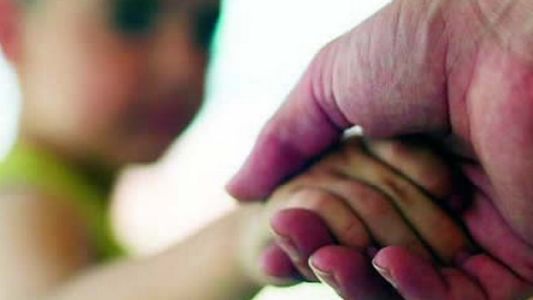 Para proteger al bebé la justicia lo entrega a un matrimonio y no a la tía