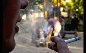 Impulsan ley para prohibir fumar en plazas y espacios públicos porteños