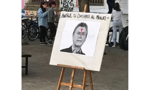 Exhiben una foto de Macri con un tiro en la cabeza en la facultad de Humanidades