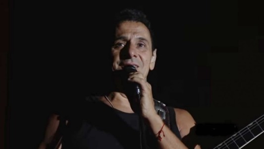 Mollo emocionó a todos: cantó "Los dinosaurios" y pidió por Santiago Maldonado