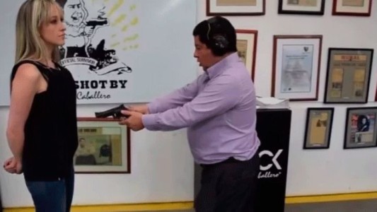 Video: el hombre que prueba un chaleco antibalas con su esposa