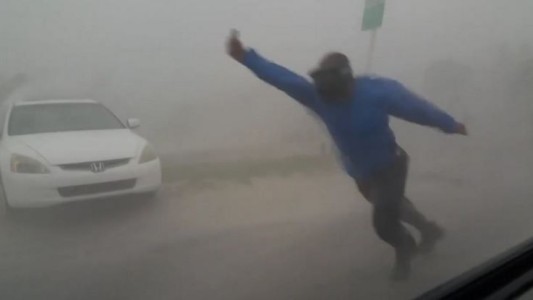 Un meteorólogo quiso desafiar al huracán Irma y casi se lo lleva el viento