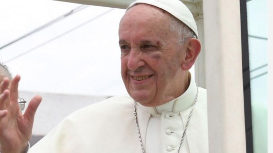 Francisco sufrió un golpe durante un recorrido con el "Papamóvil" por Cartagena