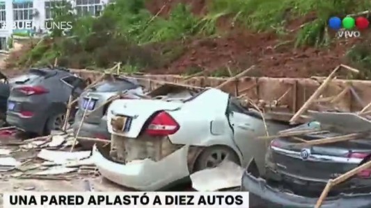 Cayó una pared y aplastó 10 autos