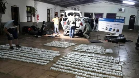 Viajaba con su esposa e hijos y lo detuvieron con 180 kilos de marihuana en el auto