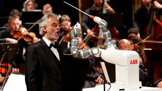 El robot que dirigió la orquesta y le quitó protagonismo a Andrea Bocelli