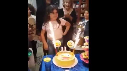 Cumpleaños trágico: una nena soplaba las velitas y se le prendió fuego el pelo