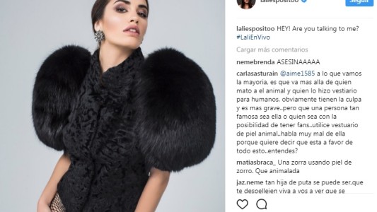 Escrache y polémica: acusan a Lali Espósito de usar una piel de zorro y ella lo desmintió