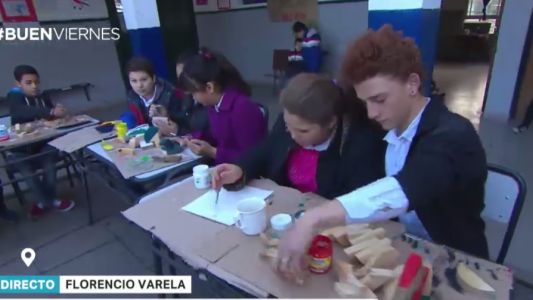 Alumnos de una escuela primaria fabrican juguetes para donar