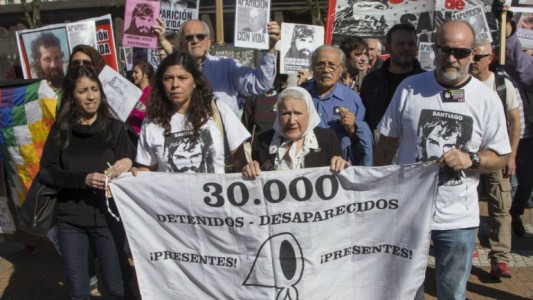 Las Madres de Plaza de Mayo, con la familia Maldonado