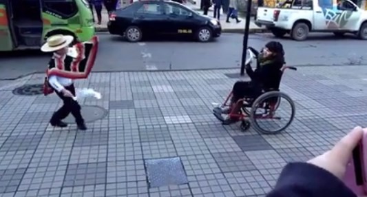 El baile entre un nene y una chica en silla de ruedas que emocionó a todos
