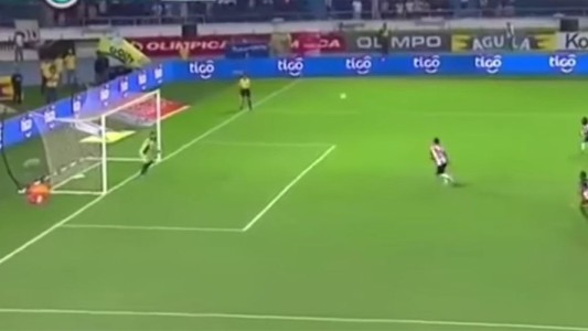 Teo Gutiérrez pateó el peor penal de la historia y culpó al pasto