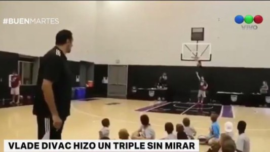 Vlade Divac hizo un triple sin mirar