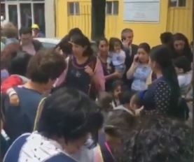 México: una maestra le canta a niños para tranquilizarlos tras el terremoto