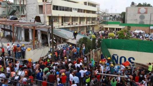 Terremoto México: trabajan contrarreloj para rescatar a una nena atrapada entre los escombros de una escuela