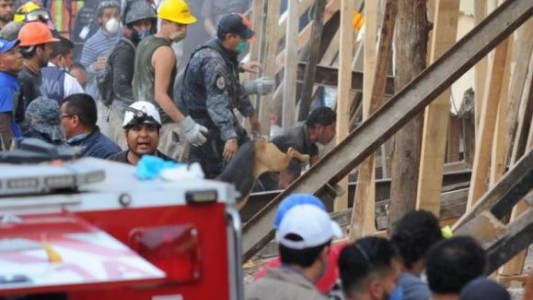 "Tenés que estar fuerte": el drama de los padres que buscan a sus hijos sepultados entre los escombros de la escuela que se derrumbó