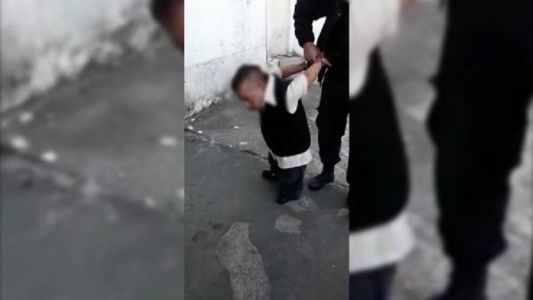 Policías se filmaron burlándose de un hombre con enanismo que habían detenido