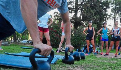 Polémica: quieren cobrarle impuestos a los personal trainers que usan los parques en Córdoba