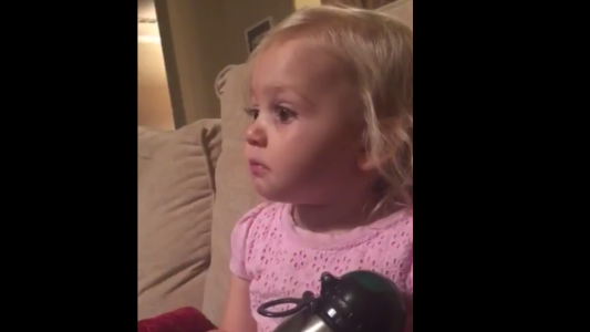 Pura dulzura: la nena de dos años que ve una película y se emociona hasta las lágrimas