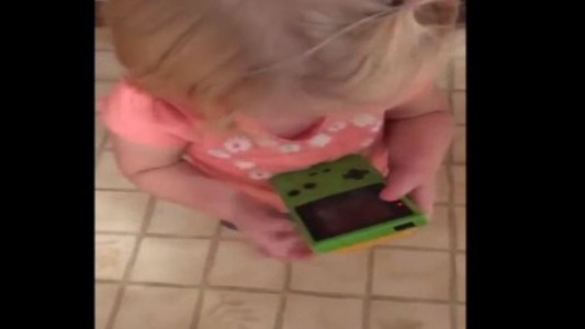 La divertida reacción de una nena al ver por primera vez una Game Boy