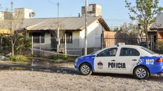 Le ataron las manos, lo golpearon y quemaron su casa con él adentro