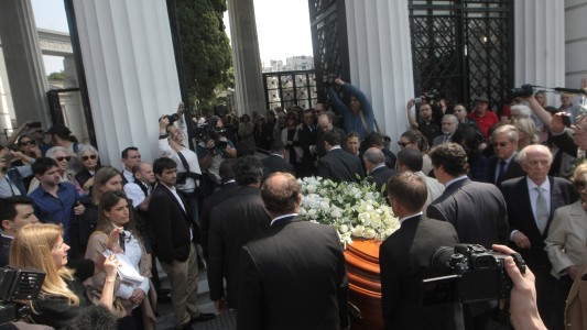 Despidieron los restos de María Julia Alsogaray en el cementerio de la Recoleta