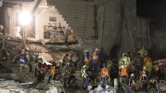 Terremoto en México: buscan a 40 personas  atrapadas en un edificio derrumbado