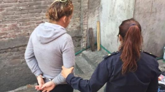 Detuvieron a una mujer que abandonó a su hijo recién nacido dentro de una bolsa