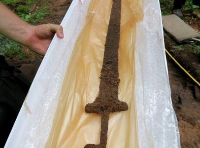El arqueologo aficionado que encontró una espada vikinga milenaria
