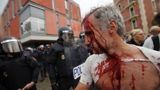 Referéndum en Cataluña: los videos de la represión de la Guardia Civil contra los votantes