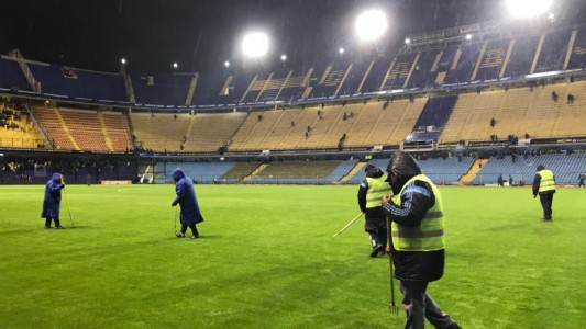 Personal de Boca cuida el campo de la Bombonera para el choque Argentina-Perú
