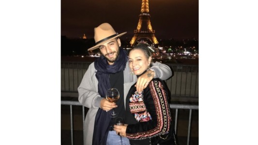 Critican a Maluma por publicar una foto besando a su mamá en la boca