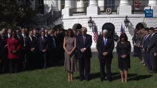 Masacre En Las Vegas: Trump encabezó un minuto de silencio en el jardín de la Casa Blanca