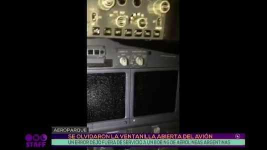 Con la lluvia se inundó la cabina de un avión