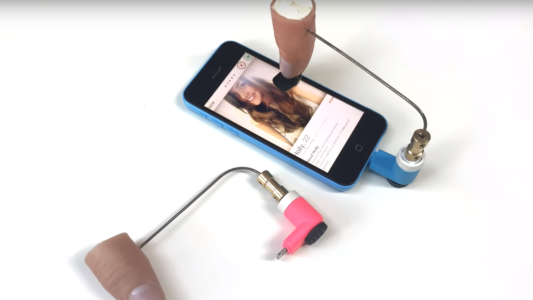 "Tinda Finger": el dedo robótico que da likes de forma compulsiva en Tinder