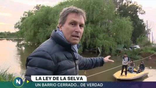 Cruzan en bote porque un barrio privado bloqueó una calle que era pública