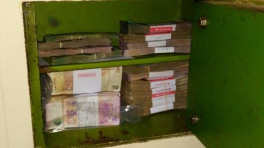 Encontraron más de 500 mil pesos en una comisaría y echaron a tres policías