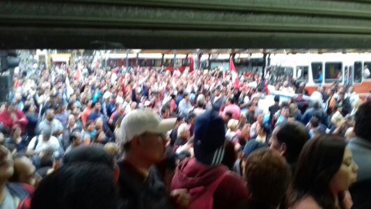 Tensión en Once por demoras y cancelaciones en el tren Sarmiento