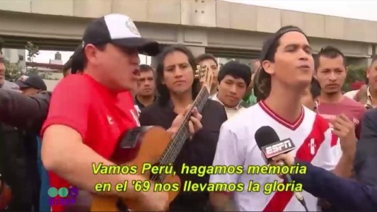 Los peruanos le cantan a su seleccionado