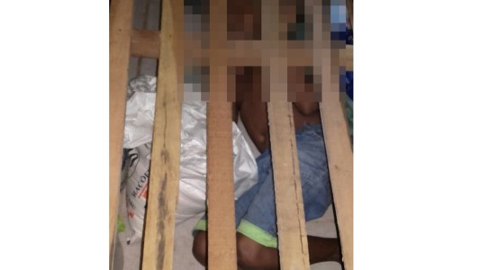 Hallaron a un chico de 13 años bajo la cama de un pedófilo en la cárcel