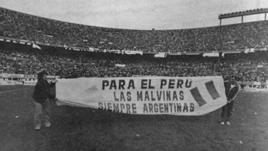 La historia detrás de la bandera de apoyo de Perú a Argentina por Malvinas