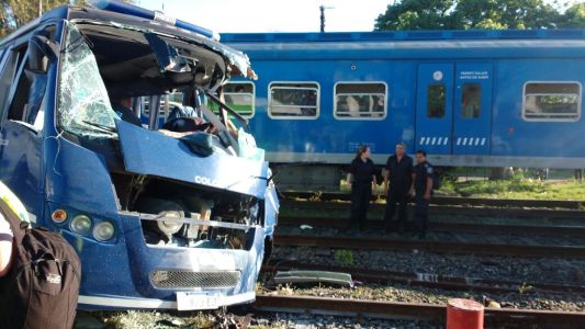 Un tren embistió a una camioneta del Servicio Penitenciario: hay heridos