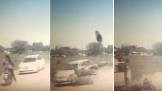 Video: llevaba a su hijo de 2 años en moto, chocó contra un auto y salieron volando