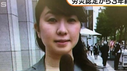 Una periodista japonesa murió después de trabajar 159 horas extras en un mes